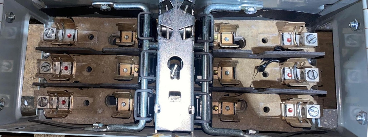 Siemens V7B3222R Fusible Twin Vacu-Break Switch 60A 240V 3 Poles 3 Ph Series A