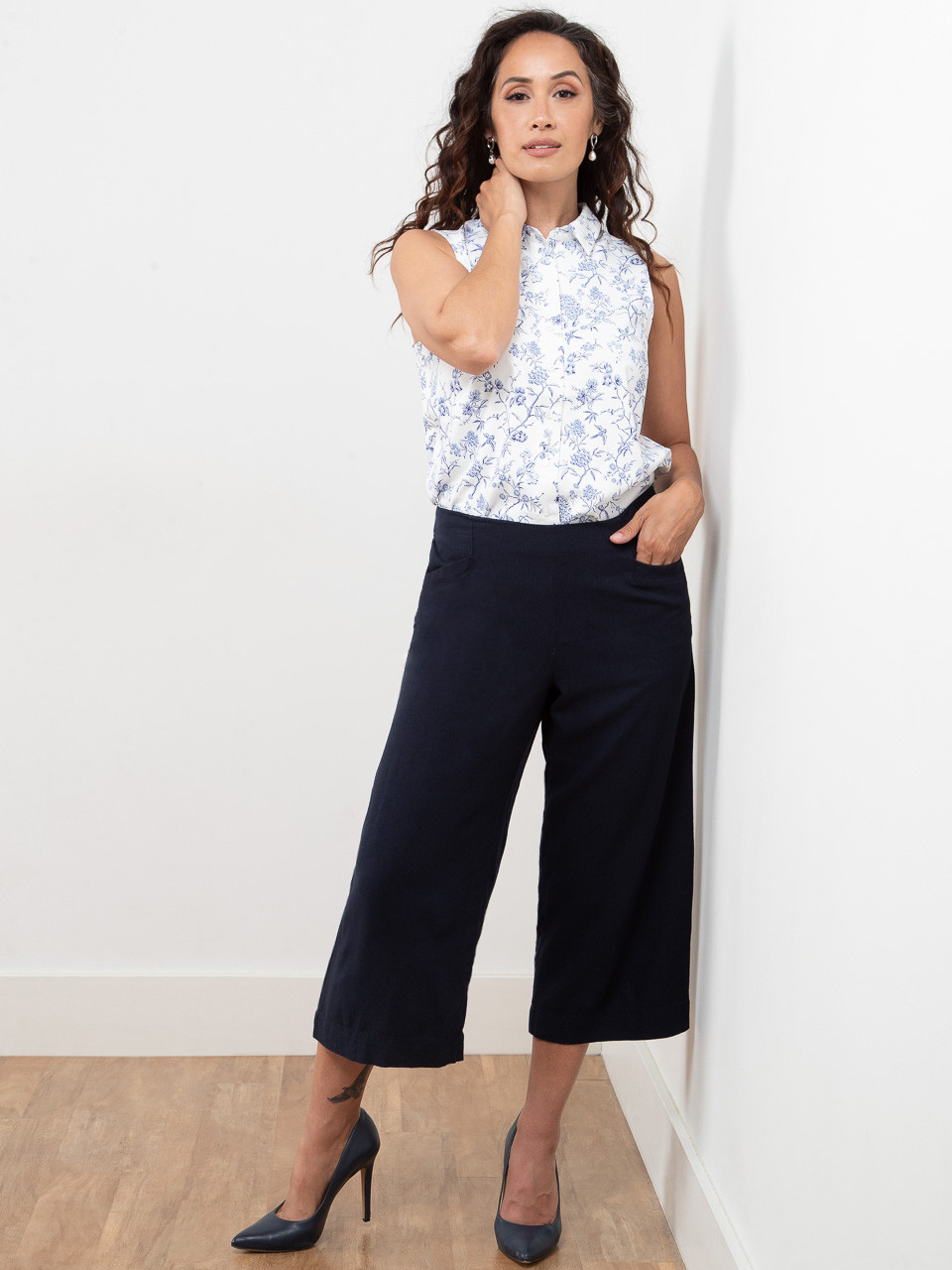 Tonia Linen-Blend Wide Crop Pant in Navy