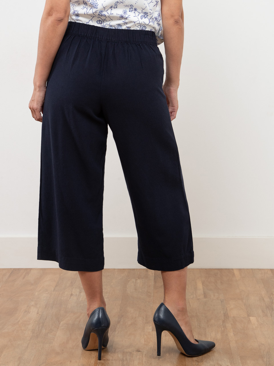 Tonia Linen-Blend Wide Crop Pant in Navy