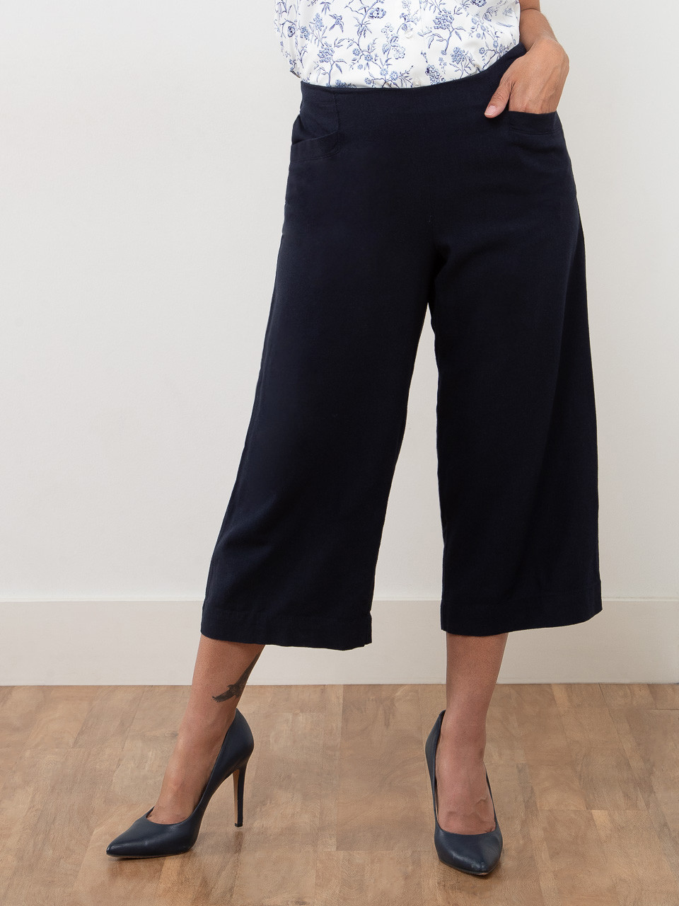 Tonia Linen-Blend Wide Crop Pant in Navy