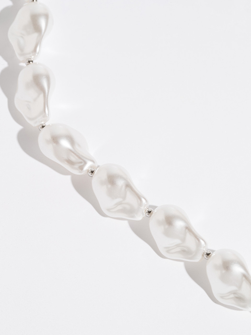 Chunky Abstract Short Pearl Necklace