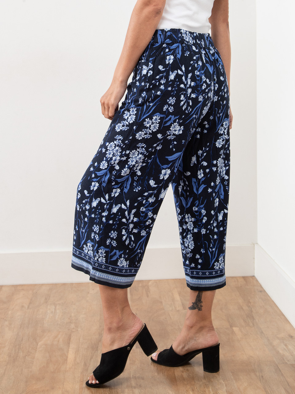 Tonia Linen-Blend Floral Crop Pant