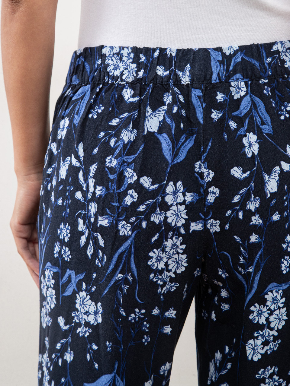 Tonia Linen-Blend Floral Crop Pant