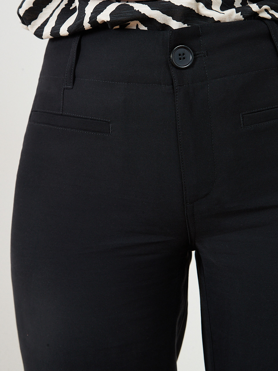 Haylie Wide Crop Pant in Black
