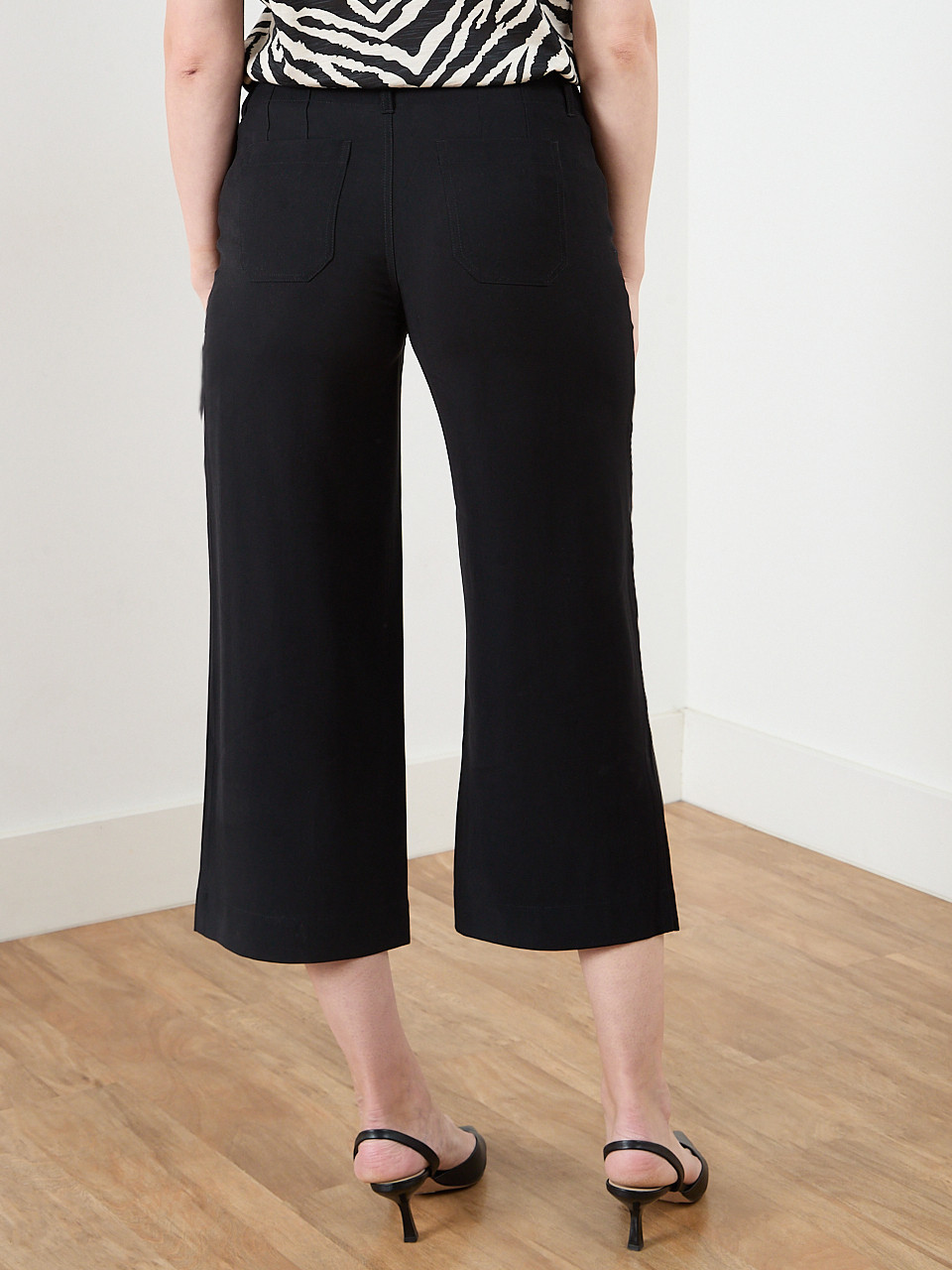 Haylie Wide Crop Pant in Black