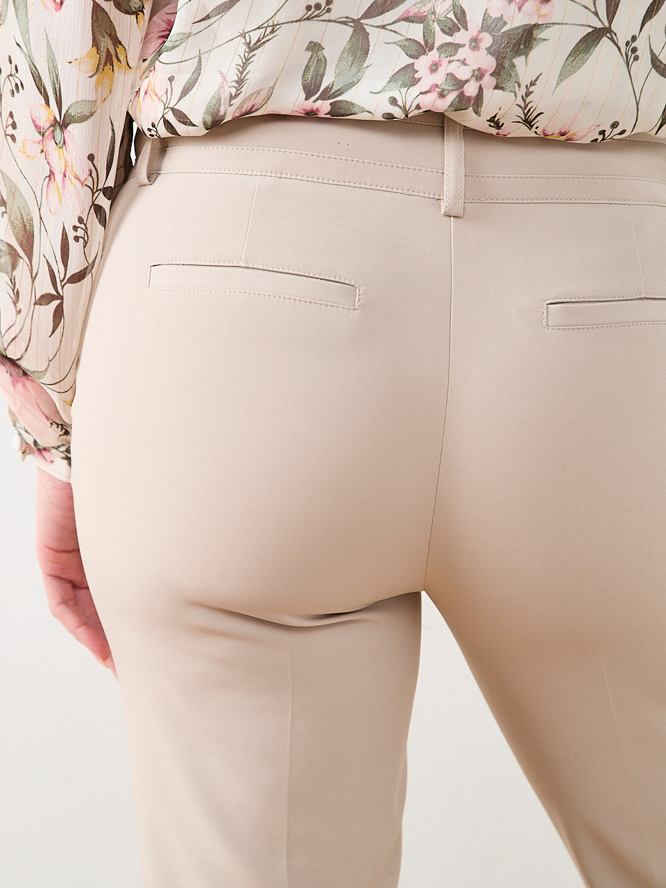 Leah Ankle Pant in Mushroom