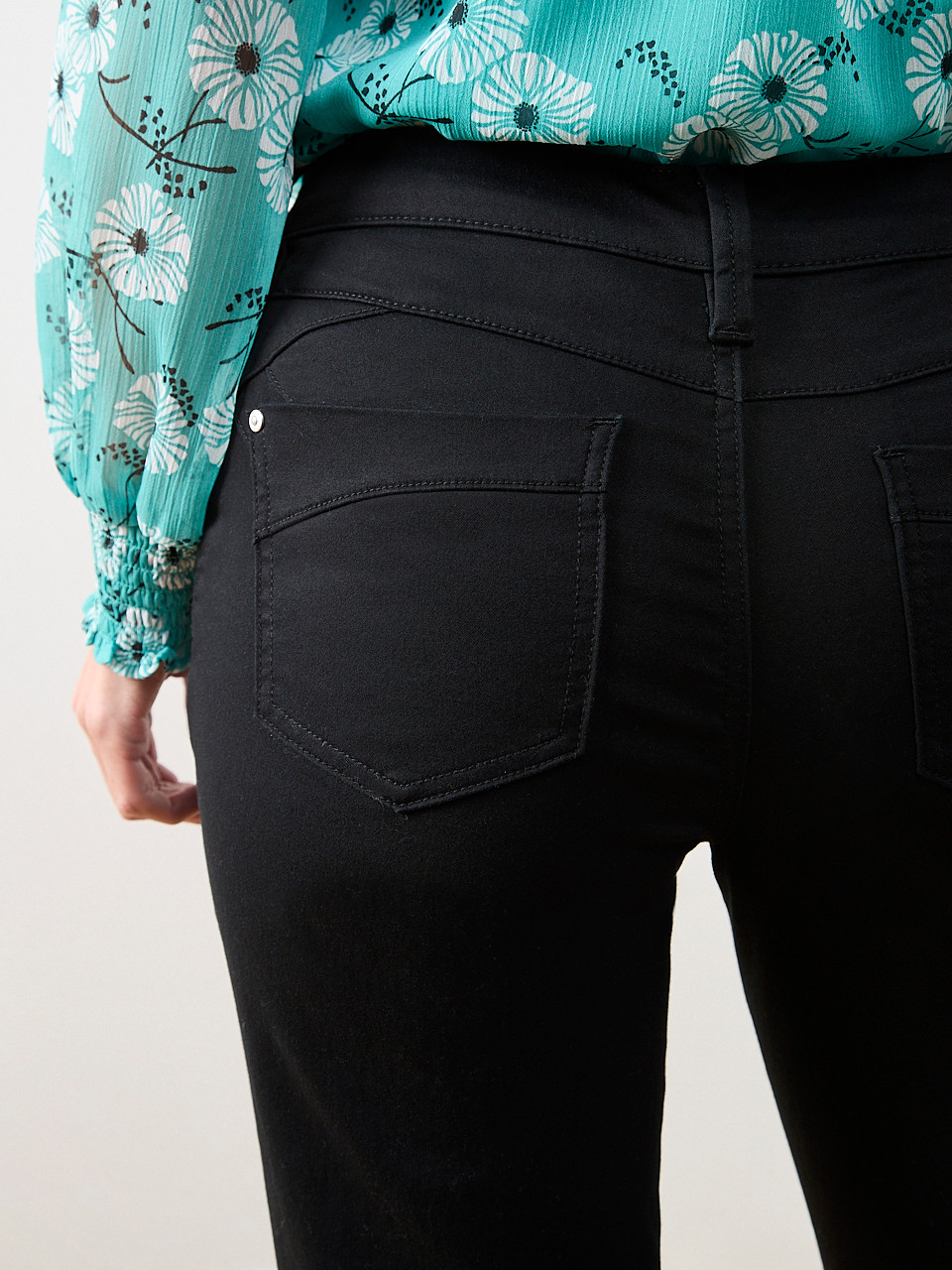 Lilly Coloured Ankle Jean in Black