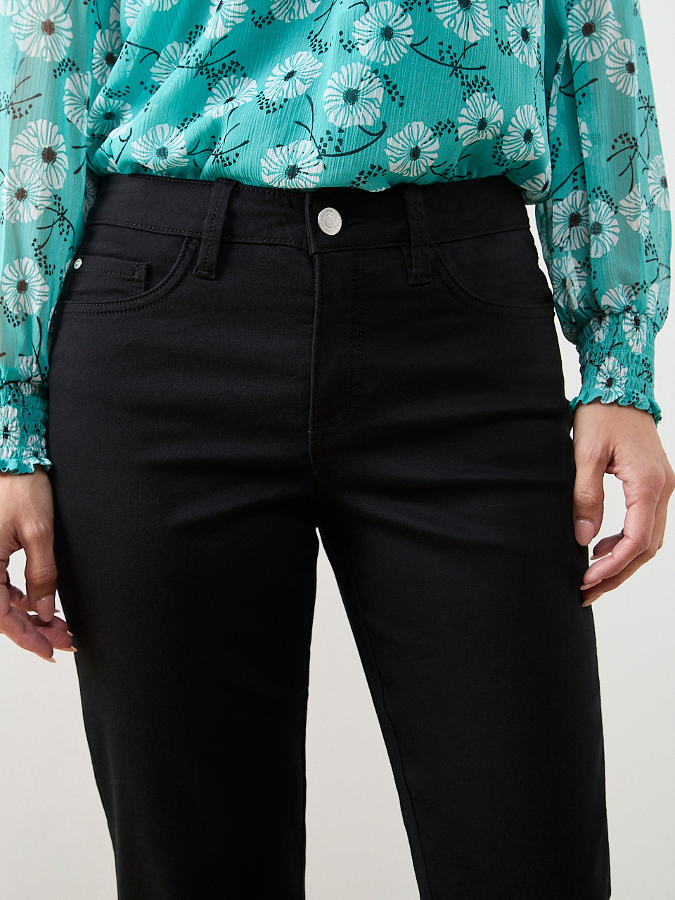 Lilly Coloured Ankle Jean in Black