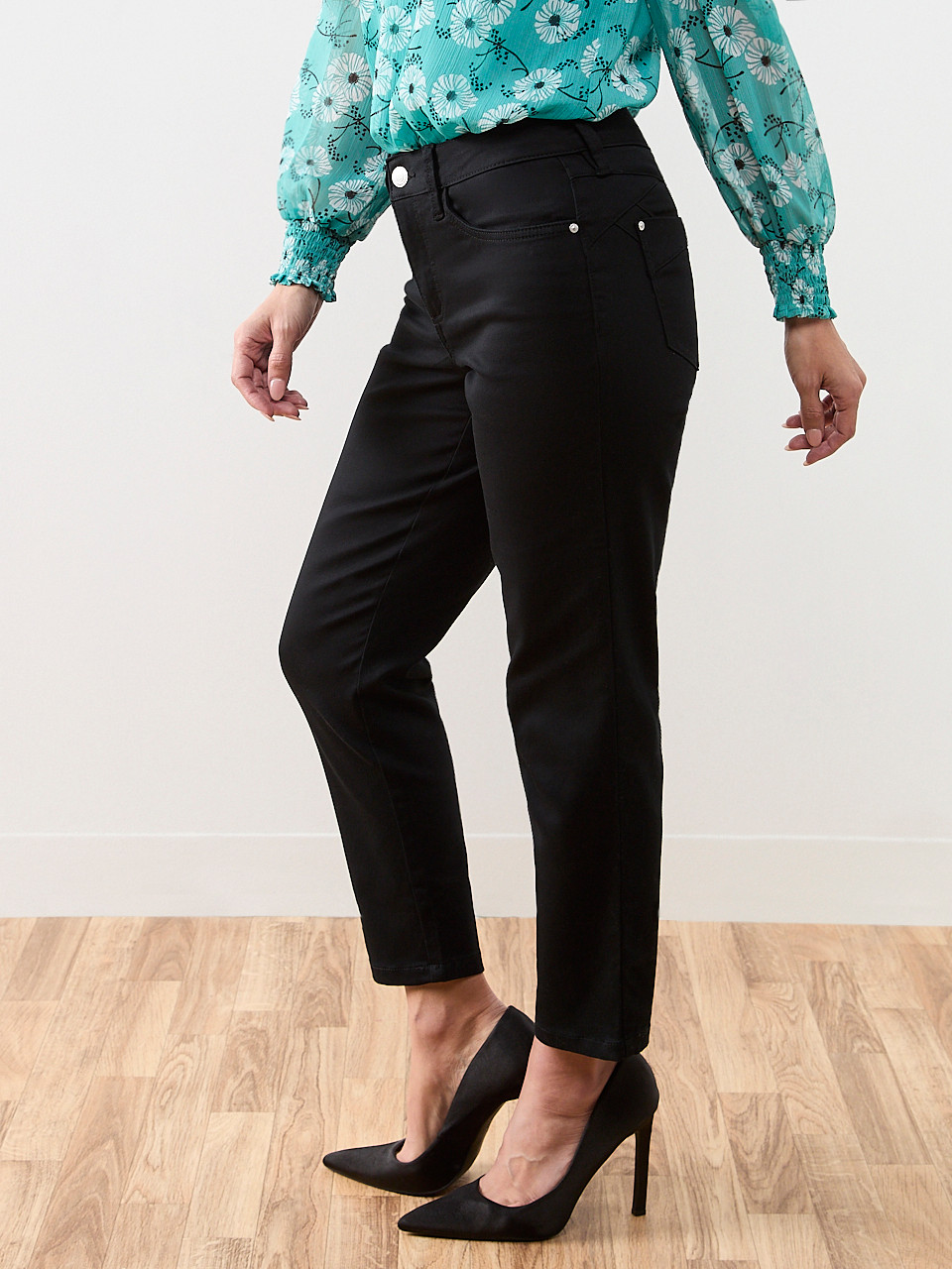 Lilly Coloured Ankle Jean in Black