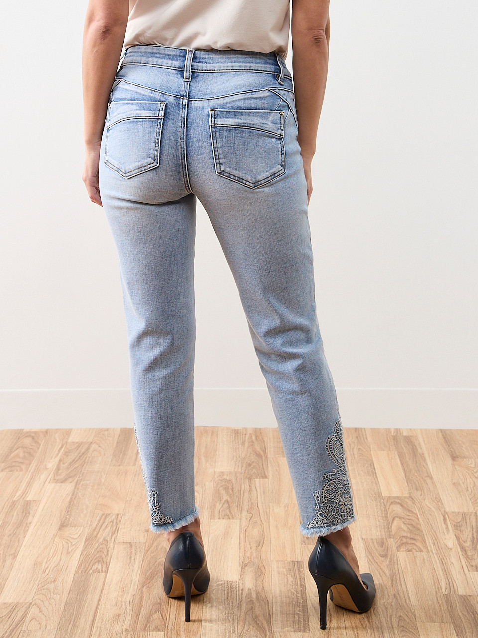 Lilly Embroidered Ankle Jean