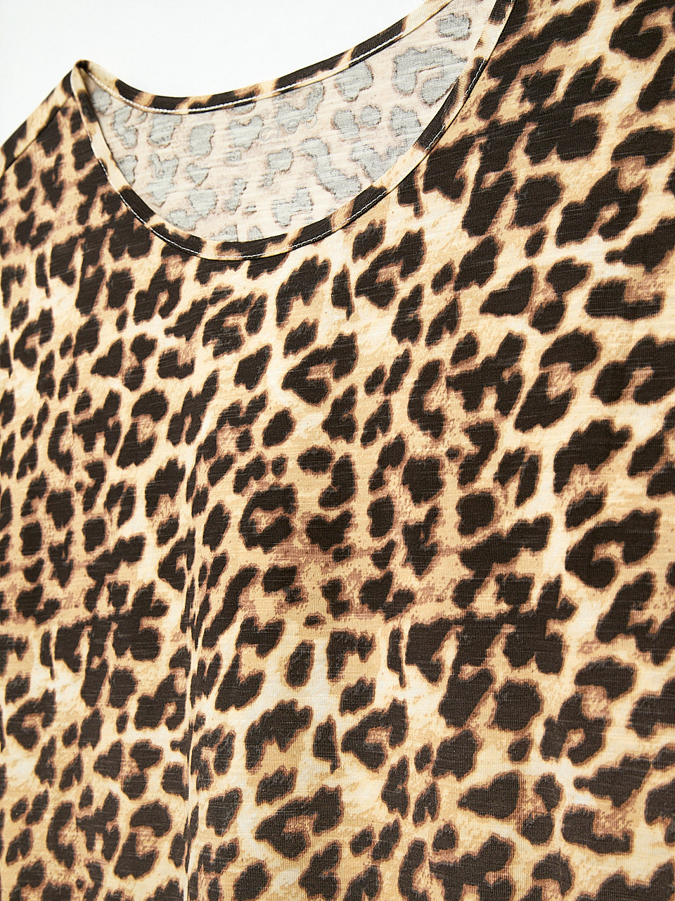 Short Cuffed Sleeve Slub Boat Neck Tee in Animal