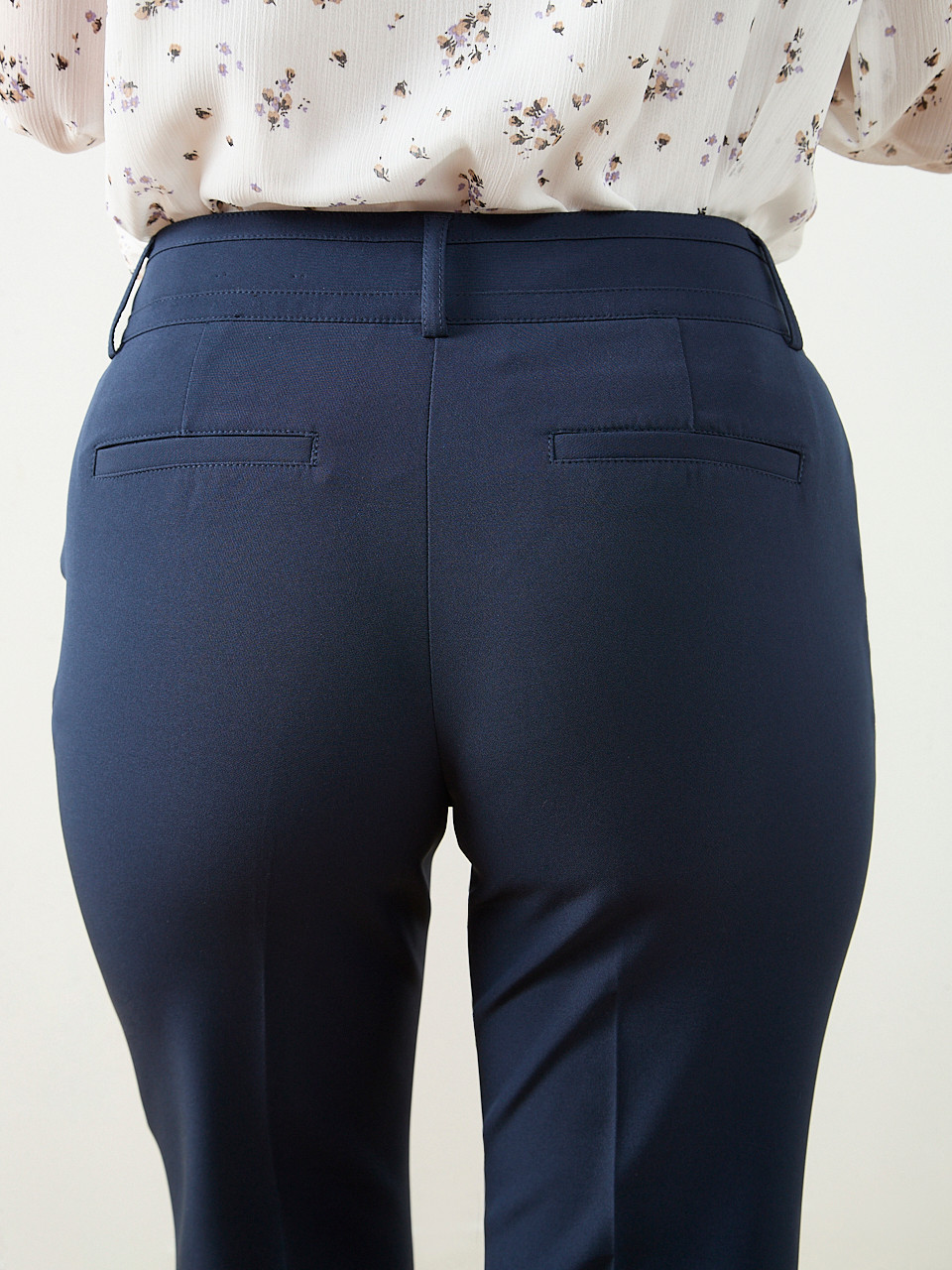 Leah Ankle Pant in Navy