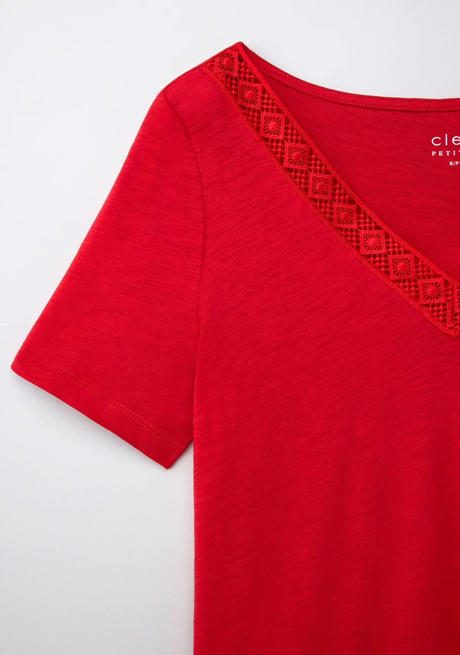Short Sleeve Knit Crochet V Neck T-Shirt in Crimson