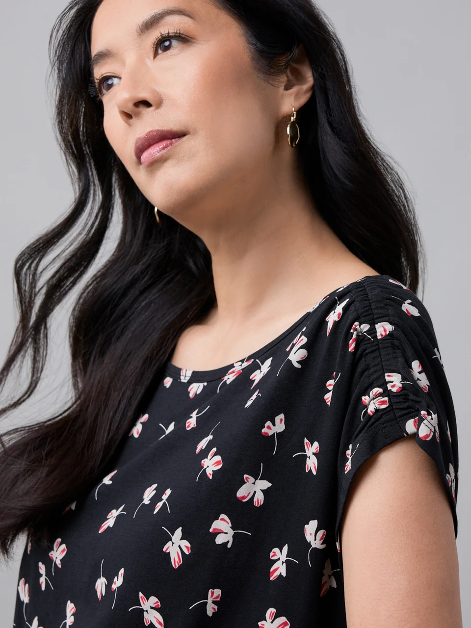 Rouched Shoulder Boat Neck Tee in Black Floral