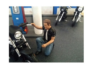 Biker Motorman Figure For 1:18 Scale Models by American Diorama F977-23867 Biker Motorman Figure For 1:18 Scale Models by American Diorama F977-23867