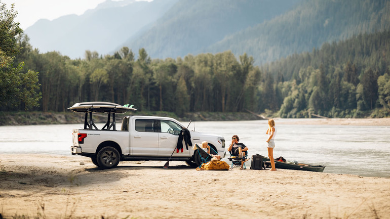 Thule Xscape Complete Truck Bed Rack - Black | SELECT TRUCK