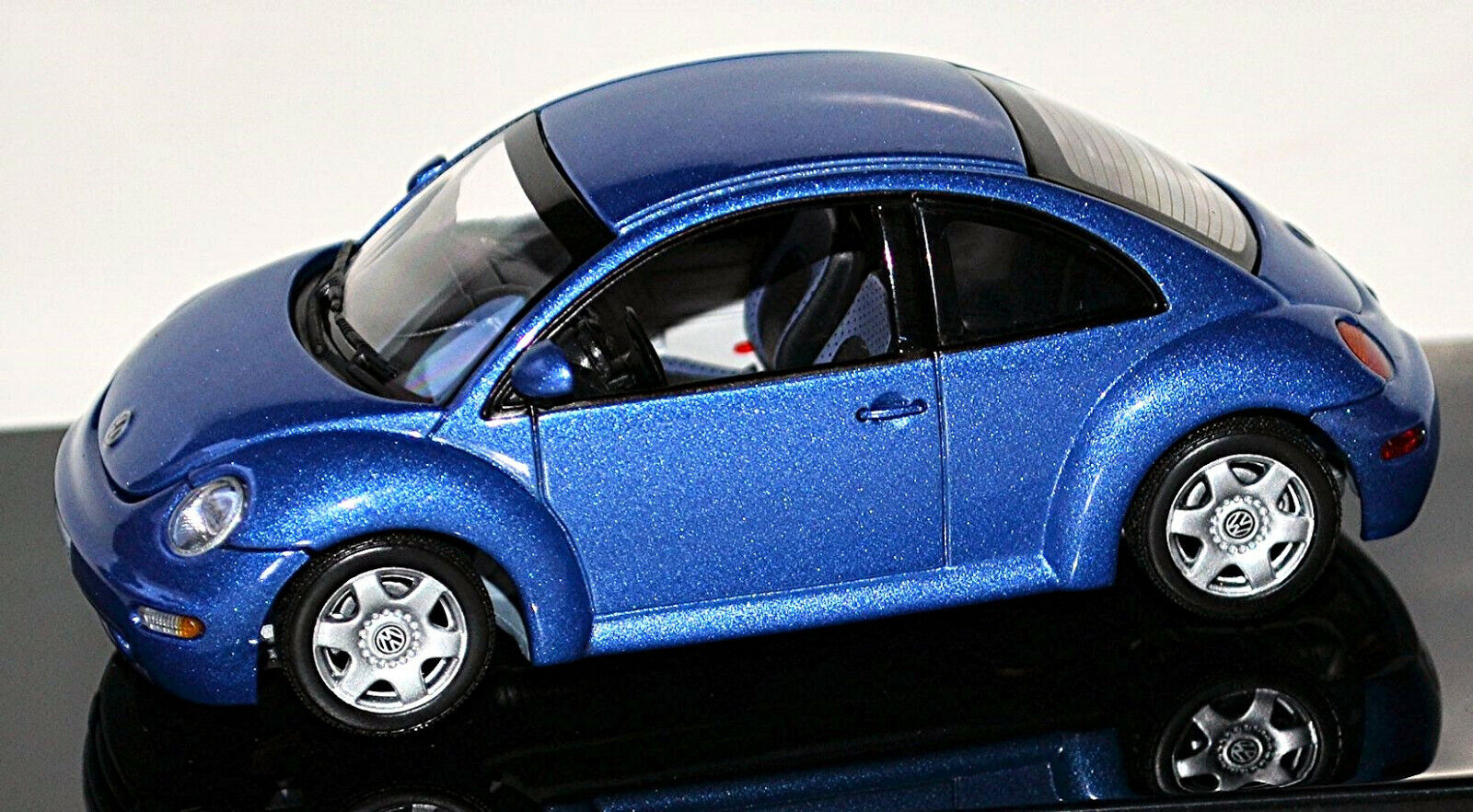 AUTO-59731] AUTOART 1/43 VW New Beetle 1999 - Blue - EKIA Hobbies