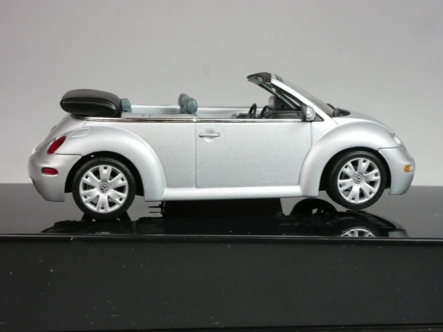 【美品】Volkswagen The Beetle Cabriolet 1/43 2013 Volkswagen Beetle Cabriolet Revealed in…1:43 Scale by