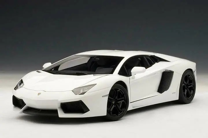 Auto Art 1:18 LAMBORGHINI AVENTADOR COUPE LP700-4 BIANCO ISIS