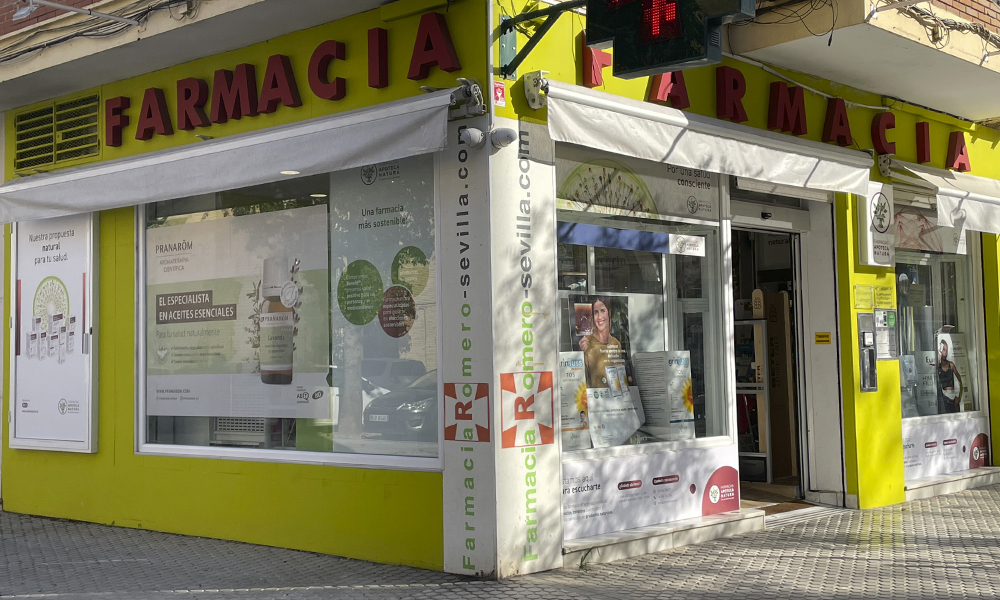Interior de Farmacia Carmen Ortiz en Benacazón (Sevilla)