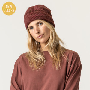 Model wearing organic cotton fisherman beanie in color masala Model wearing organic cotton fisherman beanie in color masala