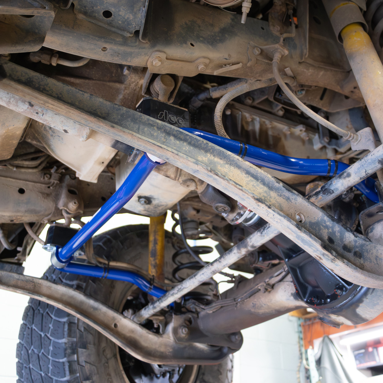 Super Pro Sway Bar Kit - Fits 1/1990 - 1/1998 Front 8x Applications (SUSTR0070F)