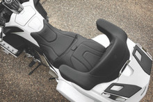 Mustang 18-19 Honda Gold Wing GL1800 Standard Touring 1PC Seat w/ Driver Backrest - Black - 79920