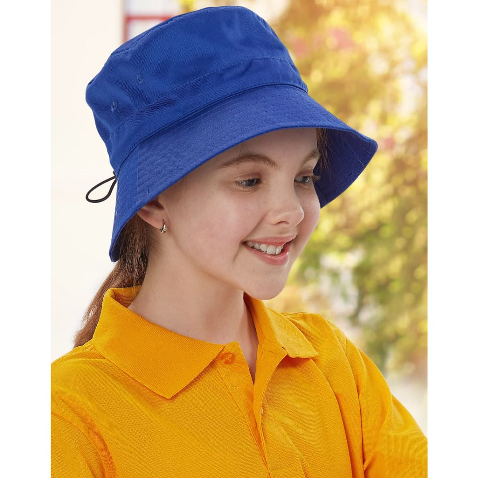 Bucket hat with toggle