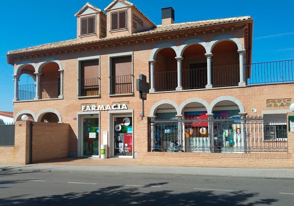 Exterior de la Farmacia Guadalupe Navalón en San Martín de la Vega, Madrid