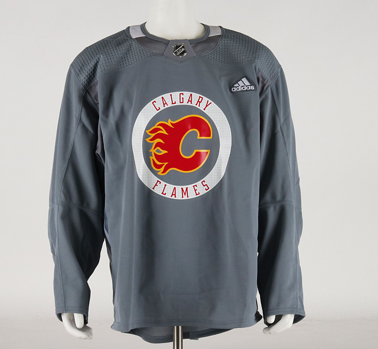 Practice Jersey Calgary Flames Gray Adidas Size 52 #2 Pro