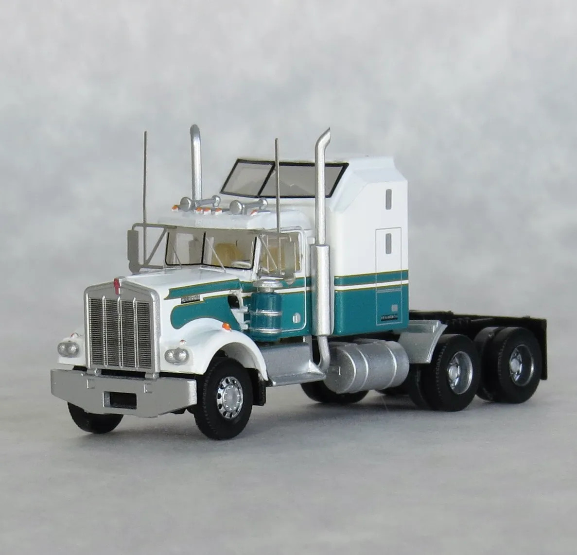 Trainworx 49045 - Kenworth W900 Aerodyne 60″ sleeper Tractor