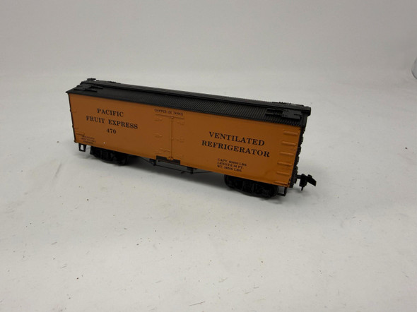 Pre-Owned: Roundhouse Beer Car Pacific Fruit Express (PFE)  - HO Scale