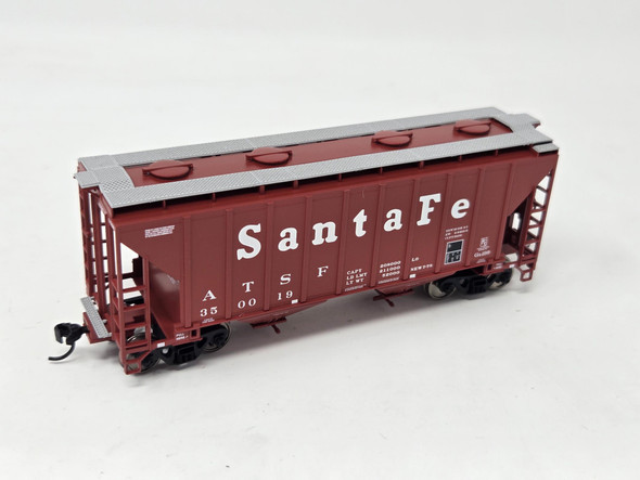 Pre-Owned: Walthers Mainline 37' 2980 CU FT 2-Bay Covered Hopper Atchison, Topeka and Santa Fe (ATSF) 350019 - HO Scale
