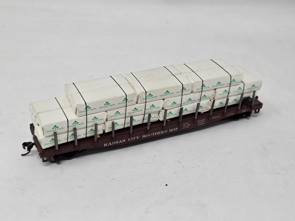 Pre-Owned:  40' Flat Car lumber load Kansas City Southern 1137 - HO Scale