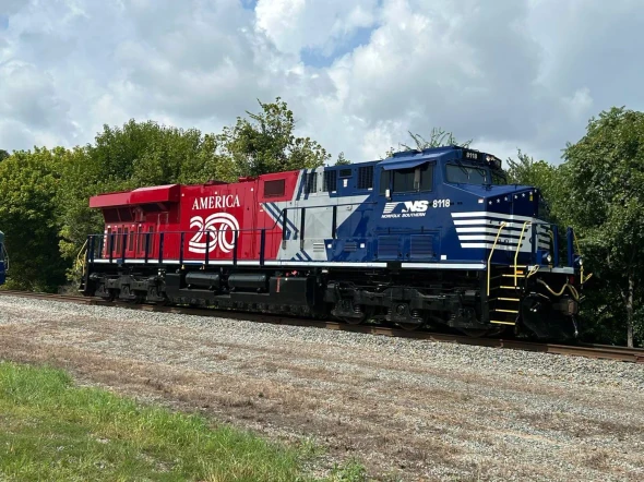 PRE-ORDER: Broadway Limited 10815 - Diecast GE ES44AC  (Paragon4 Sound/DC/DCC/Smoke) Norfolk Southern (NS) 8118 "The Stars & Stripes" - HO Scale