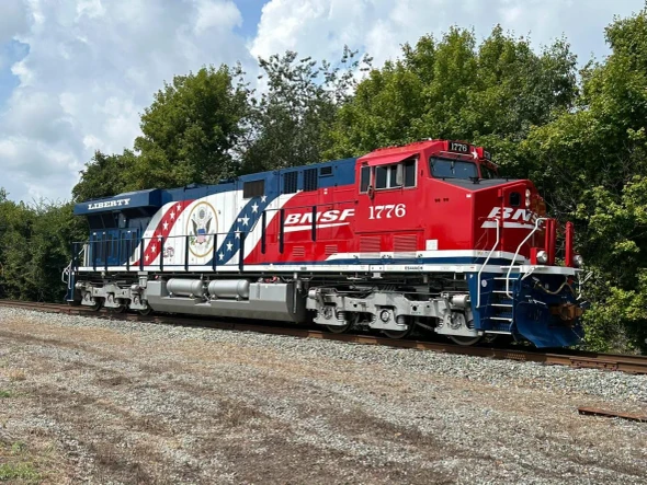PRE-ORDER: Broadway Limited 10817 - Diecast GE ES44AC  (Paragon4 Sound/DC/DCC/Smoke) BNSF 250 America250 Series - HO Scale