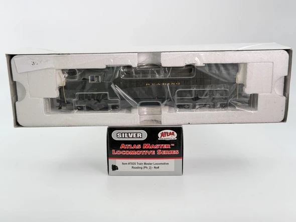 Pre-Owned: Atlas Silver Train Master Locomotive, DC, NIB, Factory Sealed (DC Silent) Reading (Ph.2) no number - HO Scale