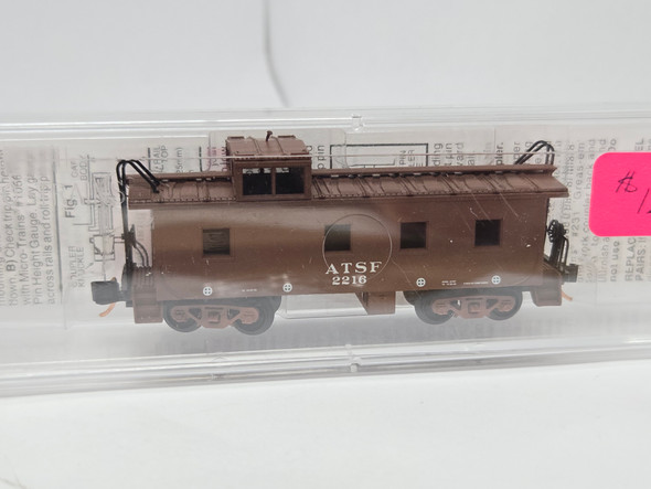 Pre-Owned: Micro-Trains Caboose Riveted Steel Side, Offset Cupola Santa Fe ATSF 2216 - N Scale