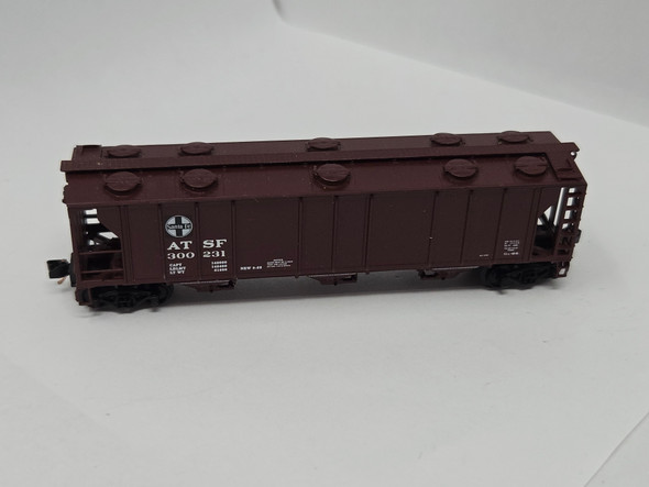 Pre-Owned: Athearn Hopper 3 Bay Covered Santa Fe ATSF 300231 - N Scale