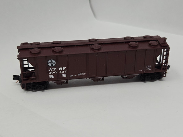 Pre-Owned: Athearn Hopper 3 Bay Covered Santa Fe ATSF 300427 - N Scale