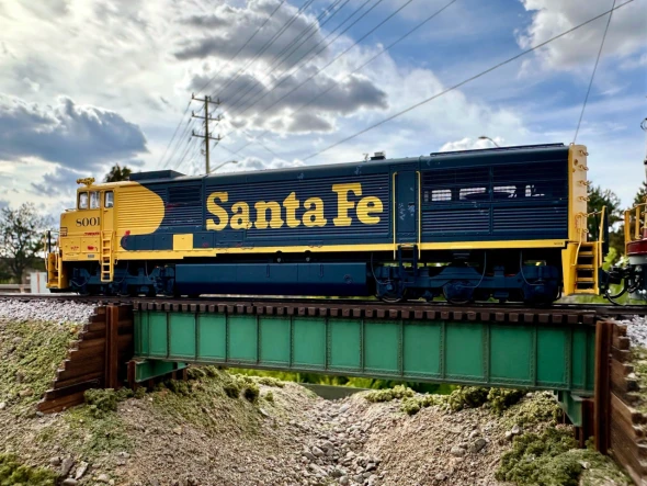 PRE-ORDER: Rapido 55515 - GE U30CG w/o SG (DCC and Sound) Atchison, Topeka and Santa Fe (ATSF) 8001 Yellow Warbonnet Weathered - HO Scale