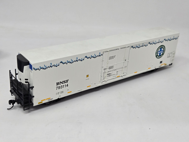 Pre-Owned: Walthers Mainline 72' Modern Refrigerator Boxcar BNSF 793114 - HO Scale