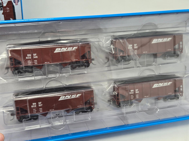 Pre-Owned: Athearn Roundhouse 34' 2 Bay Hopper (4-pack) BNSF  - HO Scale