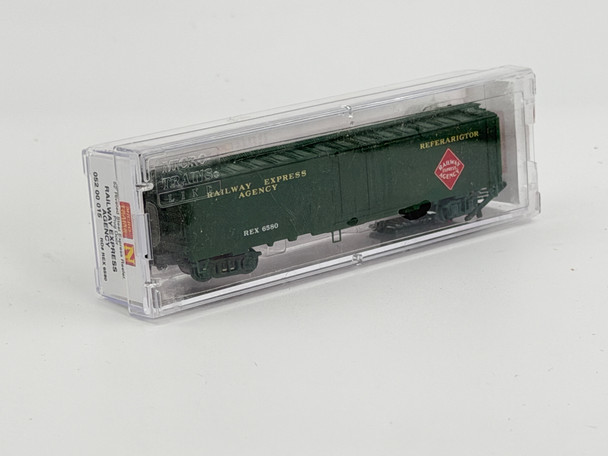 Pre-Owned: Micro-Trains 52’ Riveted Steel Express Reefer Plug Door Railway Express Agency 6580 - N Scale