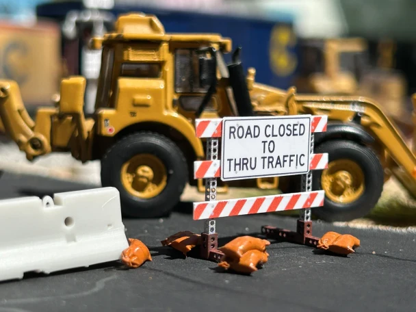 ScaleSigns HO-4000-036-08-C - Type 3 Barricade Road Closed to Thru Traffic  - HO Scale