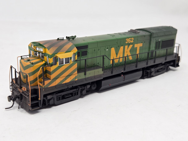 Pre-Owned: Atlas GE U23B (weathered) (DCC and Sound) Missouri-Kansas-Texas (MKT) 352 - HO Scale