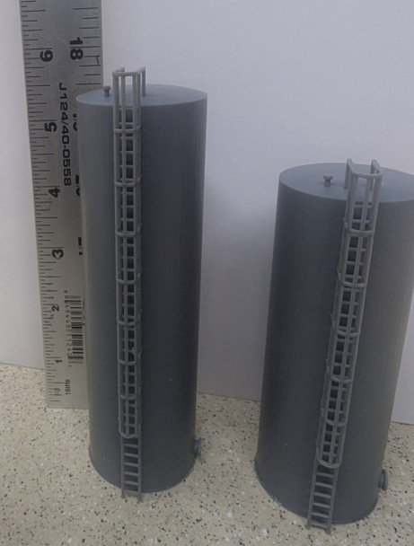 Whistle Stop Models HO7005 - 2 Large Tanks With Ladders  - HO Scale