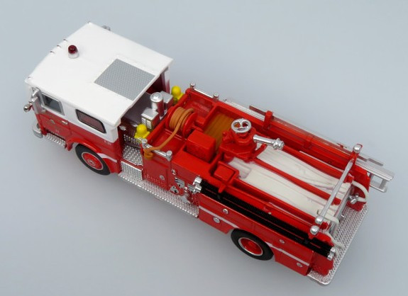 Iconic Replicas 87-0649 - 1974 Ward LaFrance Fire Engine: San