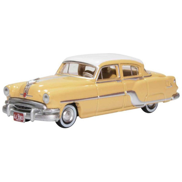 Oxford 87PC54002 - 1954 Pontiac Chieftain 4-Door Sedan Winter White, Maize Yellow - Assembled   - HO Scale