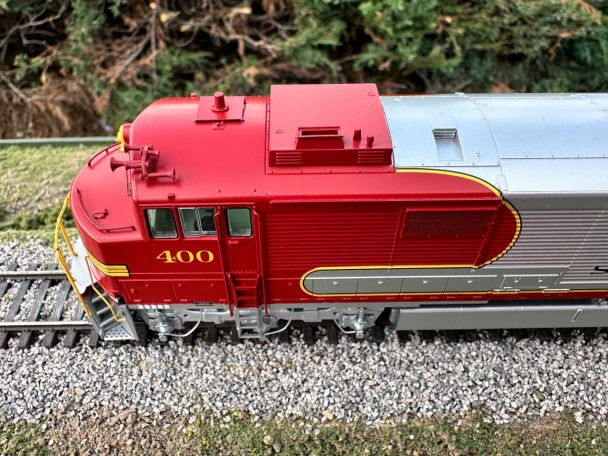 PRE-ORDER: Rapido 55003 - GE U30CG w/ SG (DC Silent) Atchison, Topeka and Santa Fe (ATSF) 404 Warbonnet - HO Scale